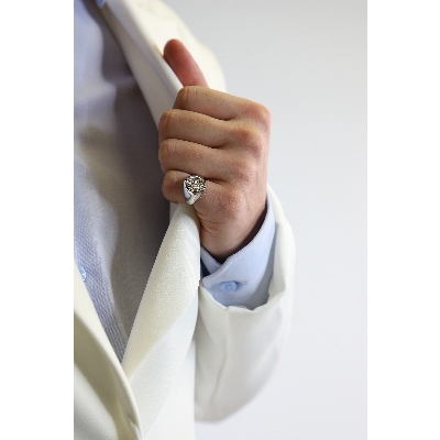 ague pavée en or avec des diamants pour doigt mignon