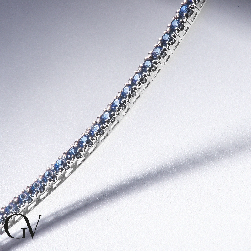 Bracelet Tennis en or blanc 18 carats avec des saphirs bleus Bracelet Tennis en or blanc 18 carats avec des saphirs bleus