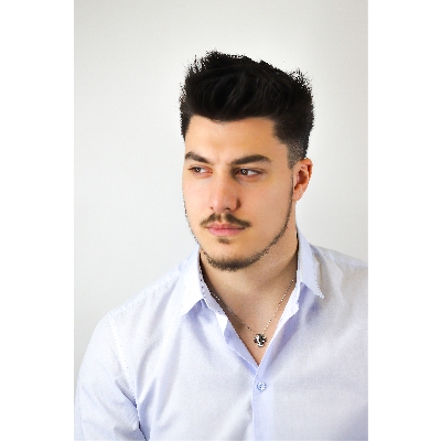 Collier pour homme avec un pendentif en forme de croix