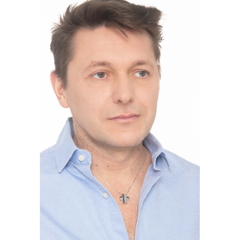 Collier avec croix en or blanc 18k et diamants noirs 50 cm Collier avec croix en or blanc 18k et diamants noirs 50 cm