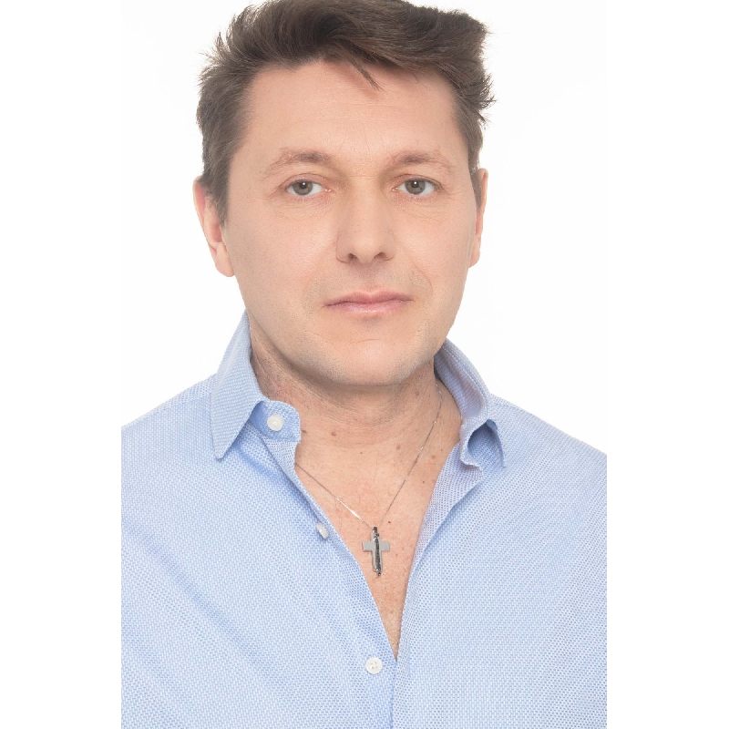 Collier avec croix pour homme en or blanc 18ct et diamants noirs Collier avec croix pour homme en or blanc 18ct et diamants noirs