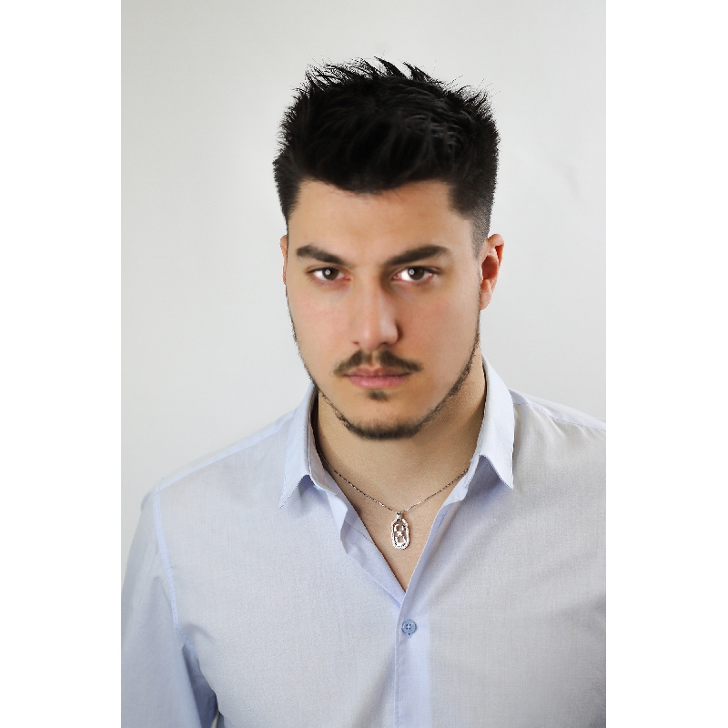 Collier pour homme avec croix en or blanc 18k et diamants Collier pour homme avec croix en or blanc 18k et diamants