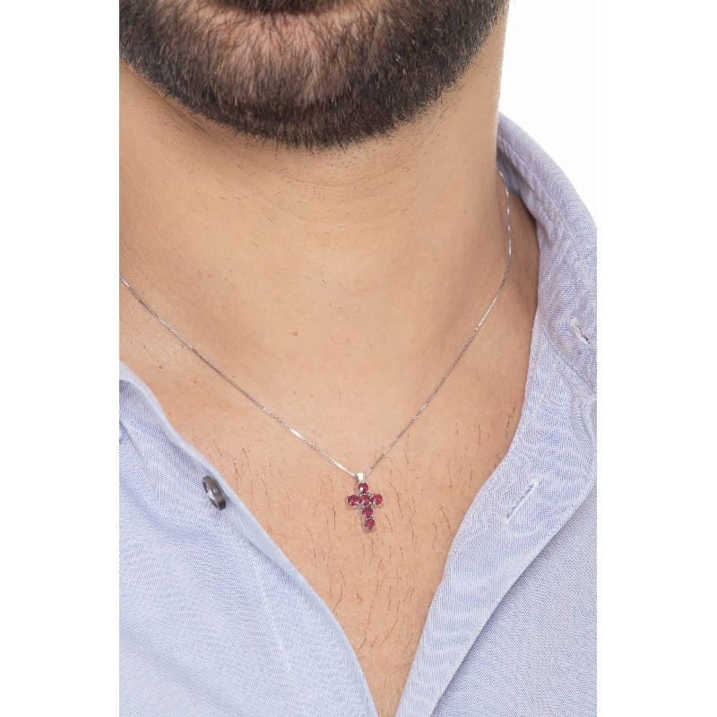 Collier en or blanc 18k avec croix ornée de rubis Collier en or blanc 18k avec croix ornée de rubis