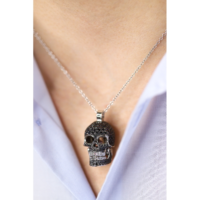 Pendentif en or blanc 18 carats avec crâne serti de diamants noirs et blancs Pendentif en or blanc 18 carats avec crâne serti de diamants noirs et blancs