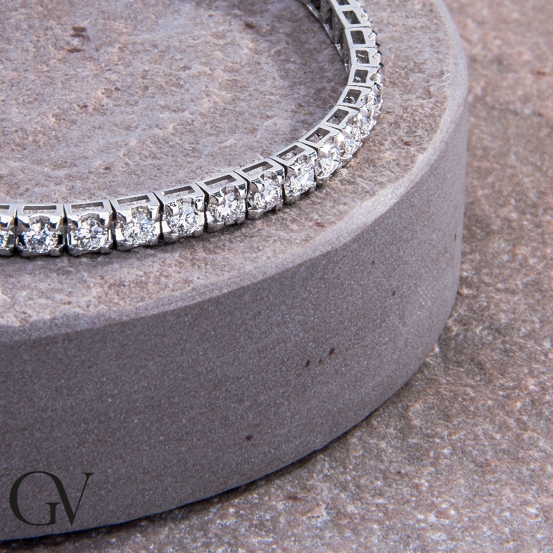 Tennis bracelet en or blanc 18k entouré de diamants Tennis bracelet en or blanc 18k entouré de diamants