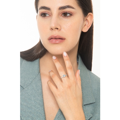 Bague jonc en or blanc 18k avec aigue-marine et diamants latéraux