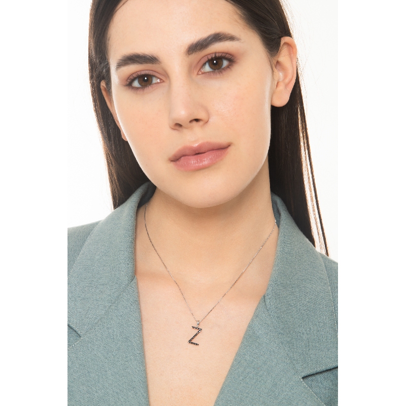 Collier en or blanc 18k avec pendentif lettre Z en diamants noirs  Collier en or blanc 18k avec pendentif lettre Z en diamants noirs