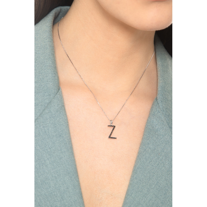 Collier en or blanc 18k avec pendentif lettre Z en diamants noirs  Collier en or blanc 18k avec pendentif lettre Z en diamants noirs