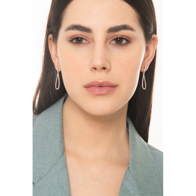 Boucles d’oreilles ovales allongées en or blanc 18k avec diamants Boucles d’oreilles ovales allongées en or blanc 18k avec diamants