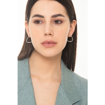 Boucles d'oreilles triangle en or blanc 18k serties de diamants 