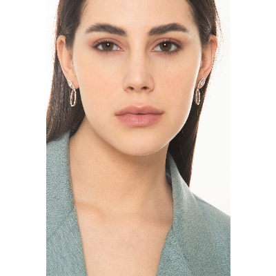 Boucles d’oreilles ovales en or blanc 18k avec diamants brillants