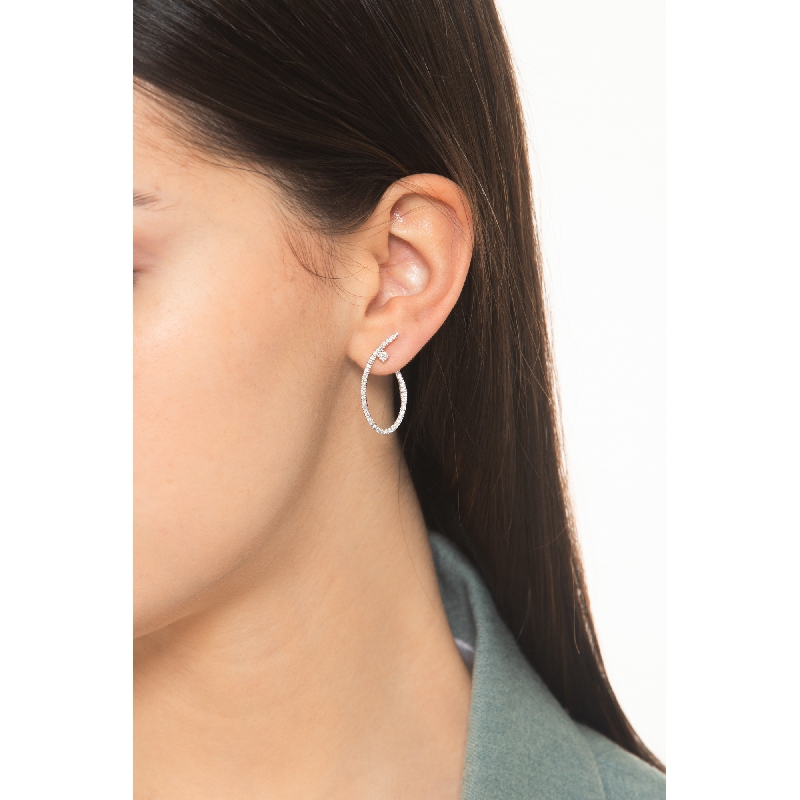 Boucles d’oreilles ovales en or blanc 18k avec diamants brillants