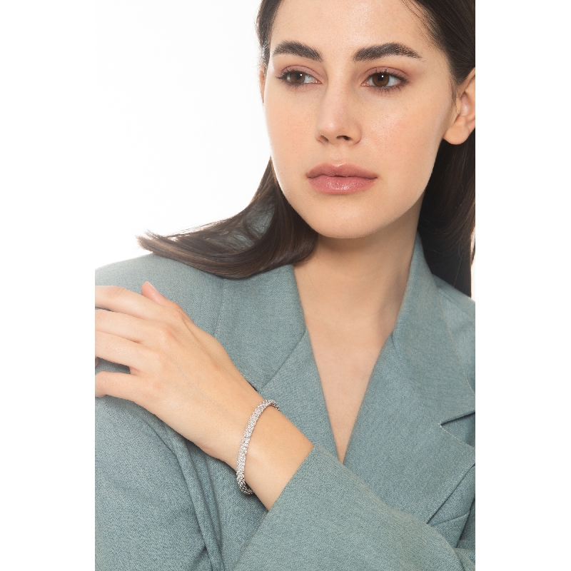 Bracelet rigide design en or blanc 18 carats avec diamants Bracelet rigide design en or blanc 18 carats avec diamants