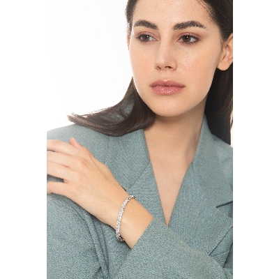 Bracelet rigide design en or blanc 18 carats avec diamants