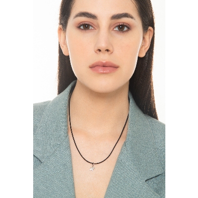 Pendentif chien en or blanc 18k avec zircones