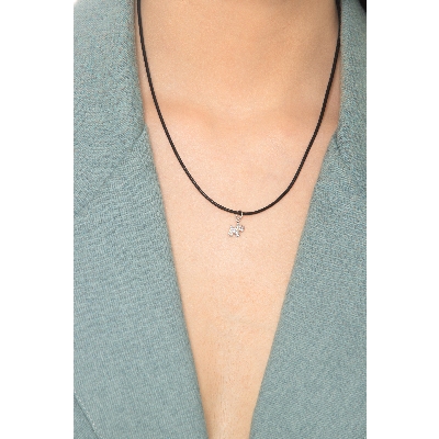 Pendentif chien en or blanc 18k avec zircones