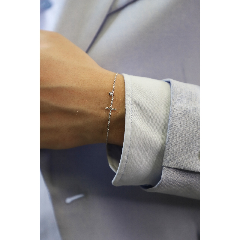 Bracelet avec croix en or blanc 18k et diamants blancs Bracelet avec croix en or blanc 18k et diamants blancs