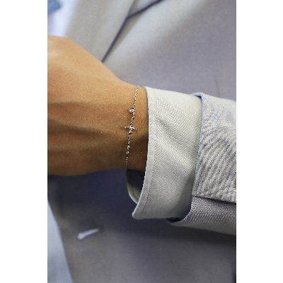 Bracelet avec croix en or blanc 18k et diamants blancs