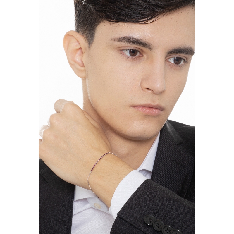 Bracelet en or blanc 18 carats avec une barre de rubis Bracelet en or blanc 18 carats avec une barre de rubis