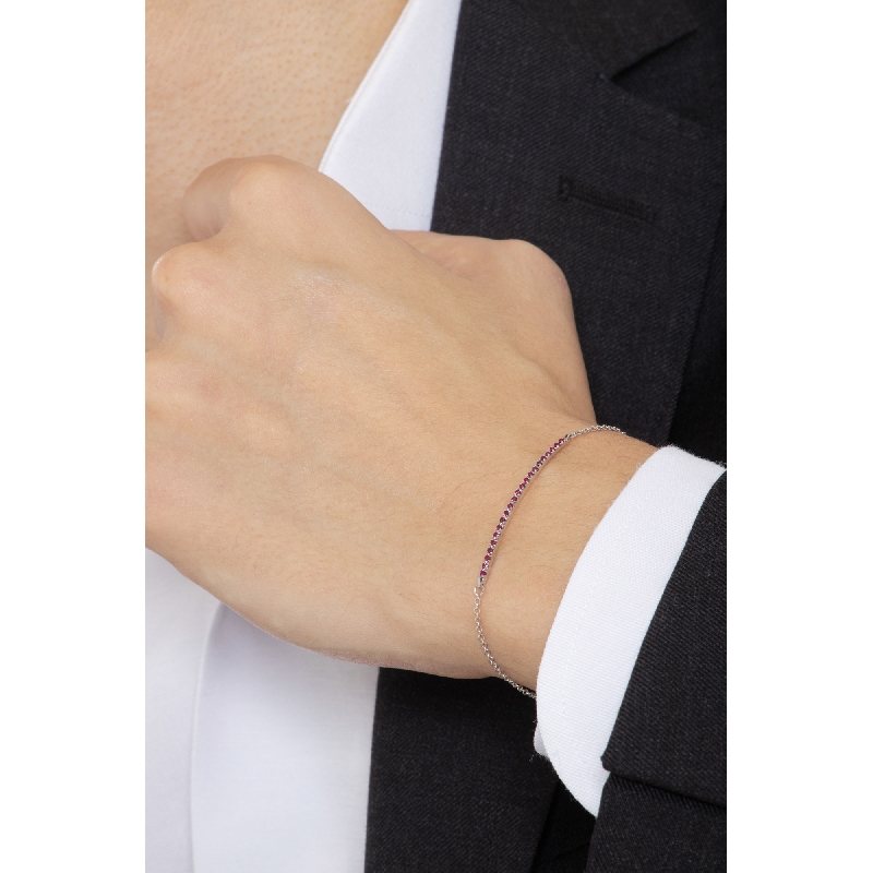 Bracelet en or blanc 18 carats avec une barre de rubis Bracelet en or blanc 18 carats avec une barre de rubis