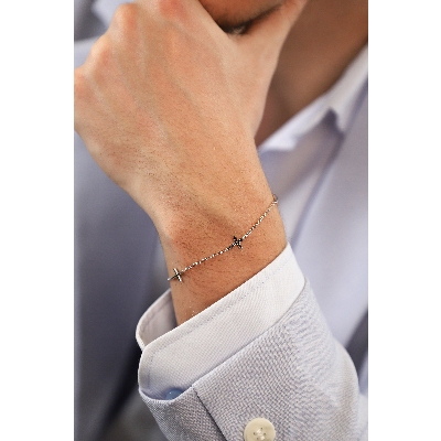 Bracelet en or blanc 750 avec des croix en diamants noirs