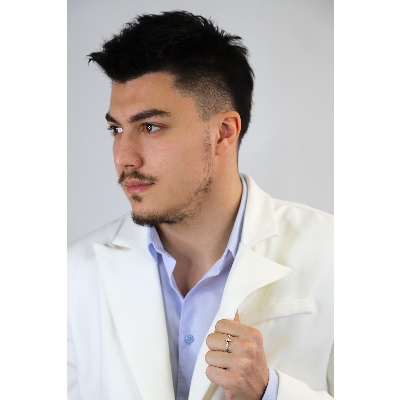 Bague en or blanc 18k avec croix et diamants blancs et noirs