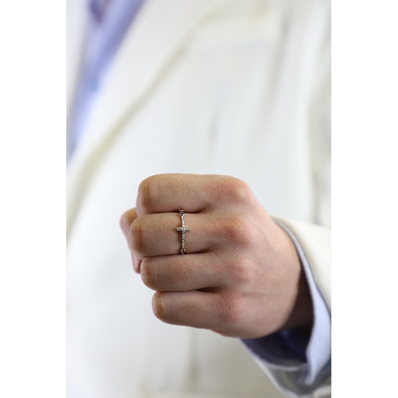 Bague en or blanc 18k avec croix et diamants blancs et noirs Bague en or blanc 18k avec croix et diamants blancs et noirs