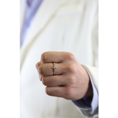 Bague en or blanc 18k avec croix et diamants blancs et noirs