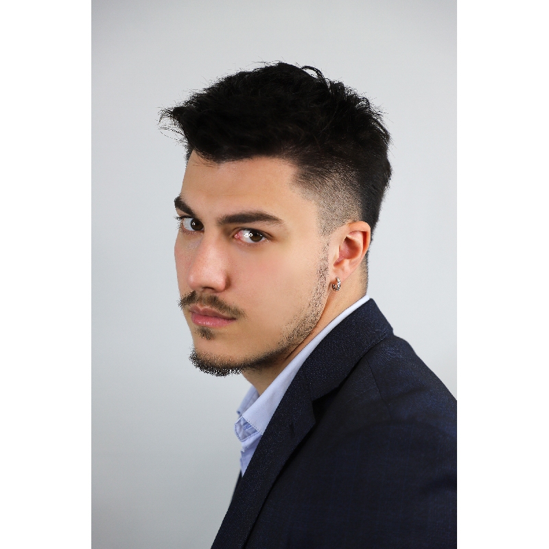 Boucle d'oreille unique en or blanc 18 carats avec des diamants Boucle d'oreille unique en or blanc 18 carats avec des diamants