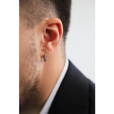 Boucle d'oreille unique en or blanc 18 carats avec des diamants