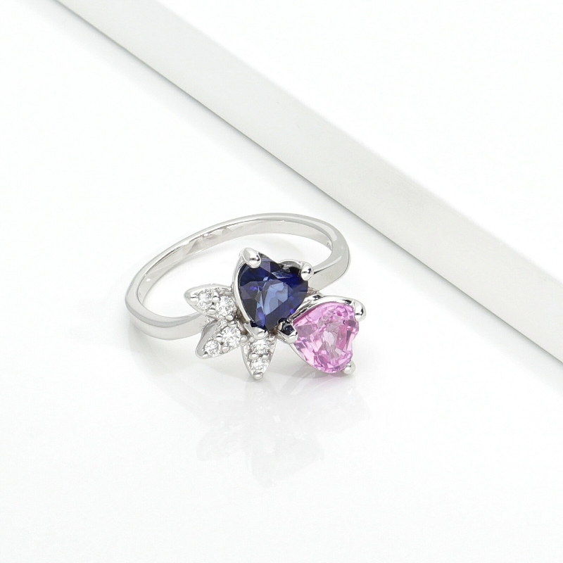 Bague en or blanc 18K avec saphirs bleus et roses Bague en or blanc 18K avec saphirs bleus et roses