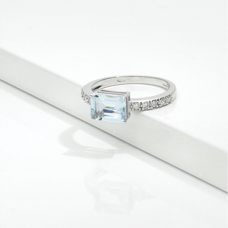 Bague en or blanc 750 avec une aigue-marine et diamant Bague en or blanc 750 avec une aigue-marine et diamant