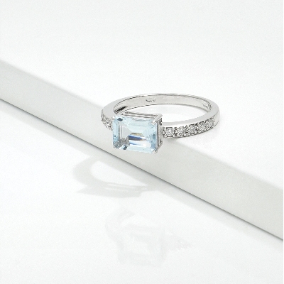 Bague en or blanc 750 avec une aigue-marine et diamant