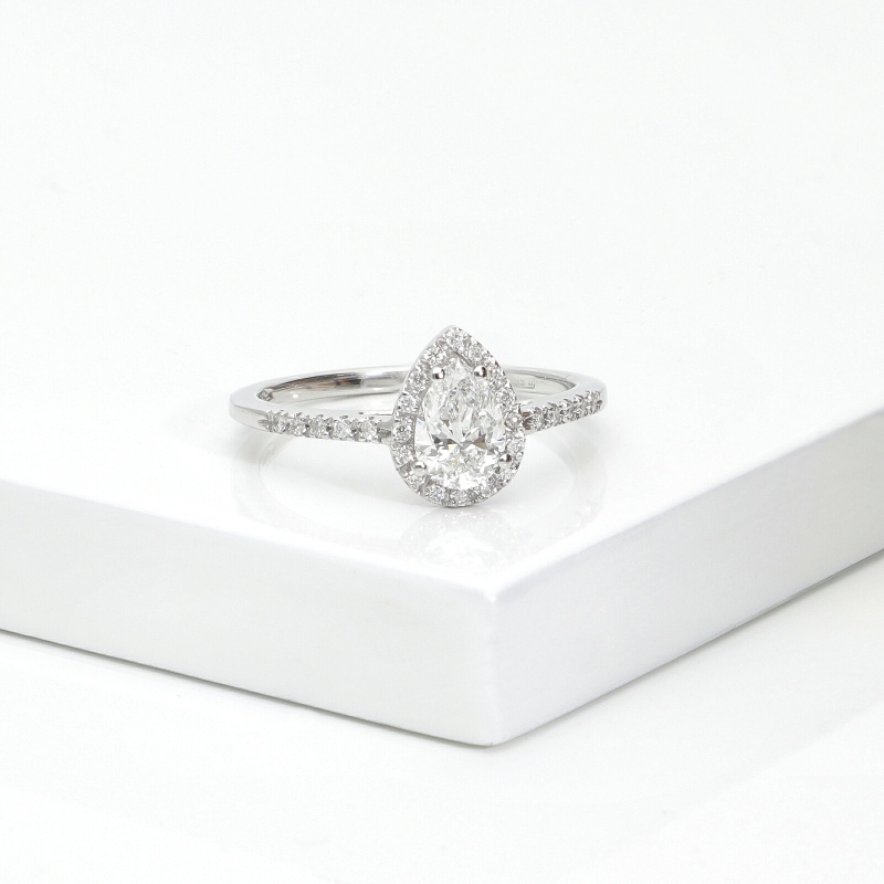 Bague avec diamant taille goutte 0,70 ct GIA en or blanc 18k Bague avec diamant taille goutte 0,70 ct GIA en or blanc 18k