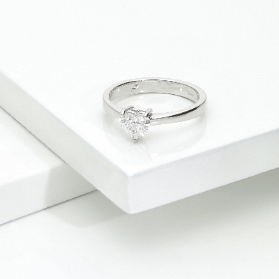 Bague diamant taille cœur 0,70 ct GIA en or blanc 18k