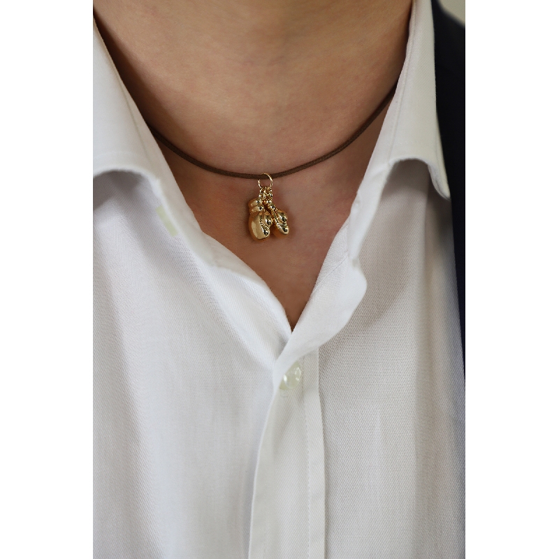 Pendentif gants de boxe en or jaune et blanc 18k Pendentif gants de boxe en or jaune et blanc 18k