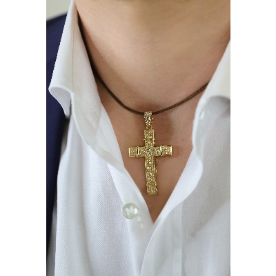 Pendentif croix en or jaune 18k avec zircons