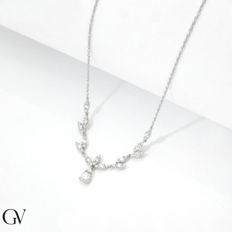 Collier avec pendentif en or blanc 750 et diamants Collier avec pendentif en or blanc 750 et diamants
