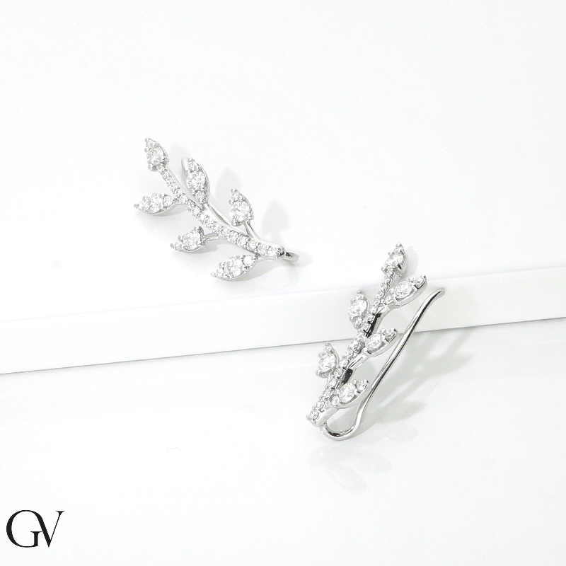 Boucles d'oreilles design en or blanc 18 carats avec diamants Boucles d'oreilles design en or blanc 18 carats avec diamants