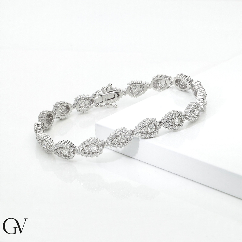 Bracelet design en or blanc 18 carats avec des diamants Bracelet design en or blanc 18 carats avec des diamants