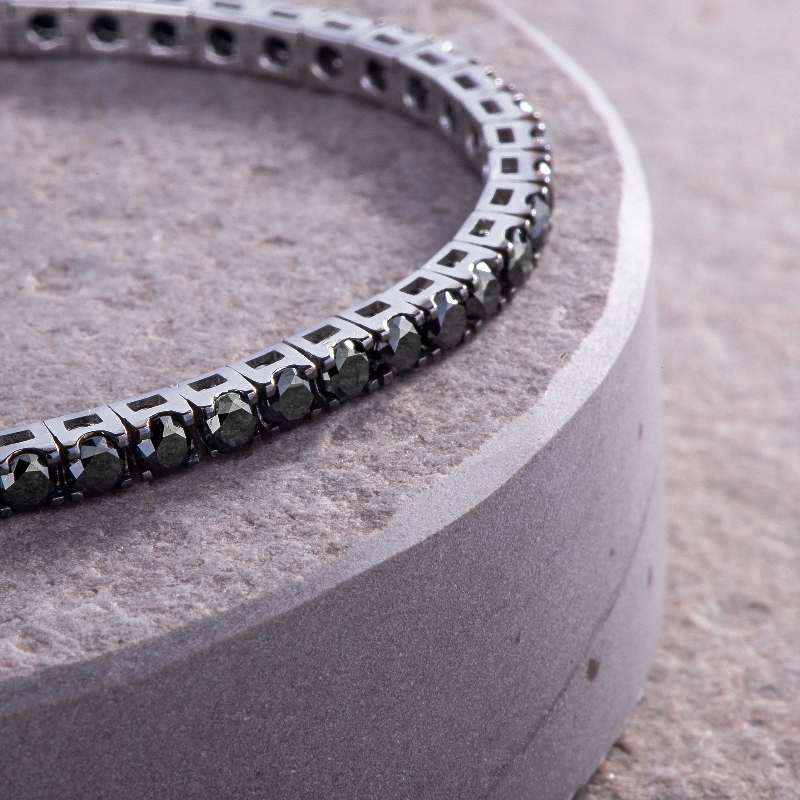 Bracelet Tennis en or blanc 18k avec diamants noirs sur des griffes brunies Bracelet Tennis en or blanc 18k avec diamants noirs sur des griffes brunies