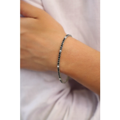 Bracelet tennis à griffes en or blanc 18k serti de diamants noirs et de diamants