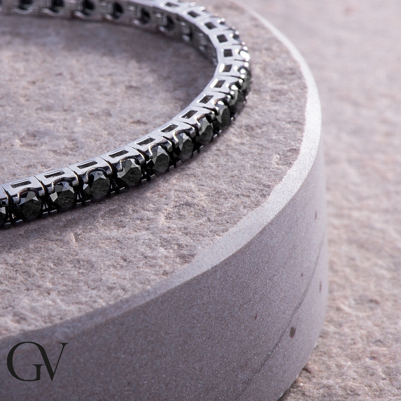 Bracelet riviere en or blanc 18k serti de diamants noirs 7,23 ct  Bracelet riviere en or blanc 18k serti de diamants noirs 7,23 ct