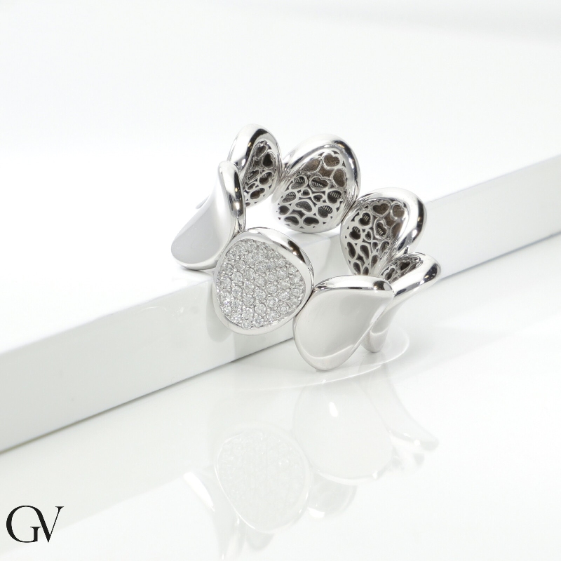 Bague élastique en or blanc 18 carats avec plaque centrale en pavé de diamants Bague élastique en or blanc 18 carats avec plaque centrale en pavé de diamants