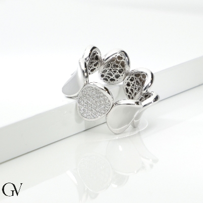 Bague élastique en or blanc 18 carats avec plaque centrale en pavé de diamants