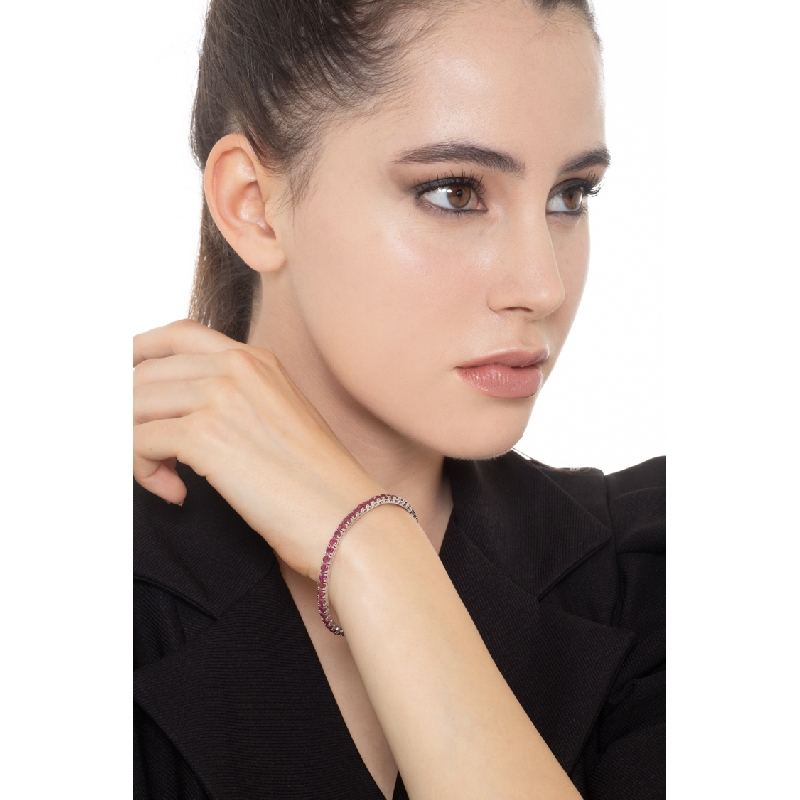 Bracelet tennis griffé en or blanc 18k serti de rubis  Bracelet tennis griffé en or blanc 18k serti de rubis