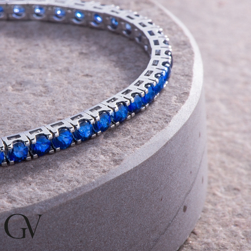 Bracelet tennis avec saphirs bleus en or blanc 18k  Bracelet tennis avec saphirs bleus en or blanc 18k