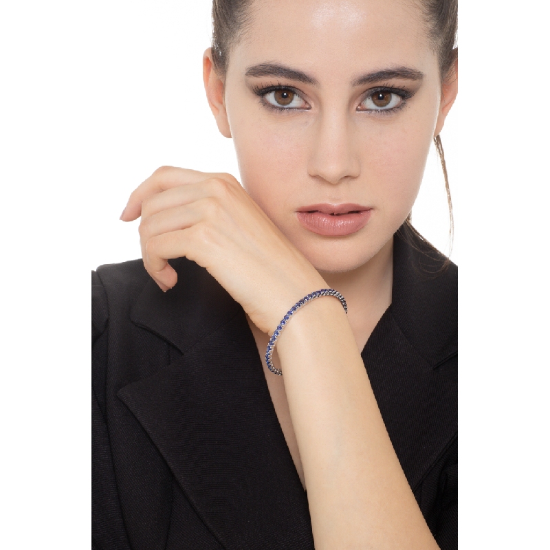 Bracelet tennis avec saphirs bleus en or blanc 18k  Bracelet tennis avec saphirs bleus en or blanc 18k