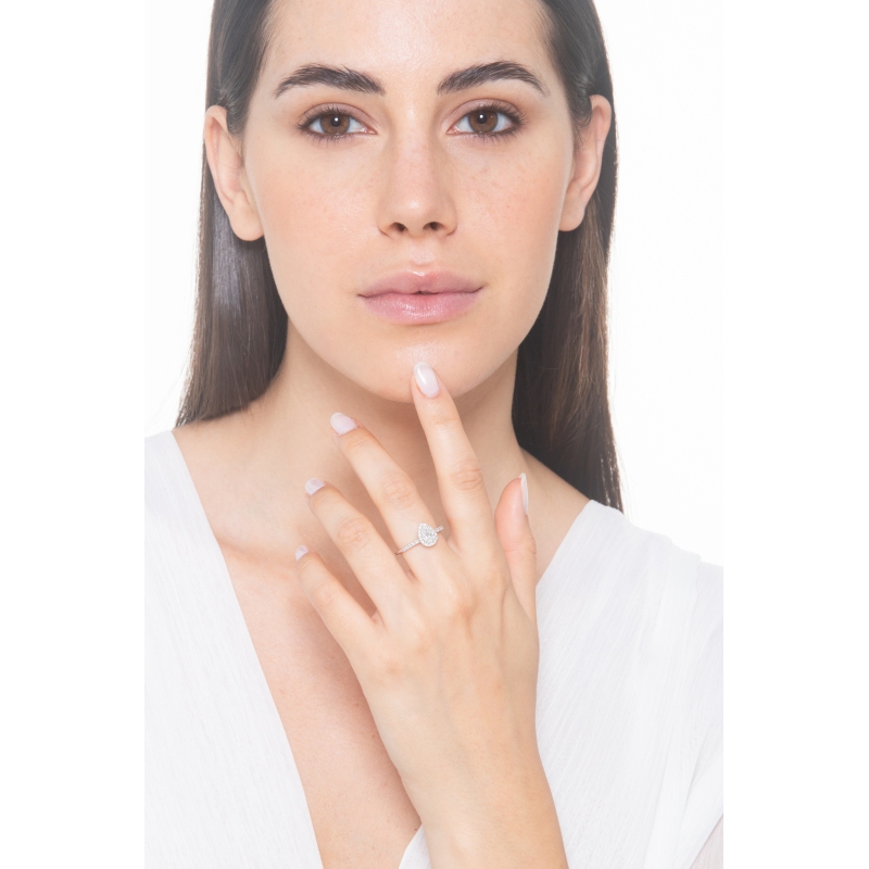 Bague avec diamant taille goutte 0,70 ct GIA en or blanc 18k Bague avec diamant taille goutte 0,70 ct GIA en or blanc 18k