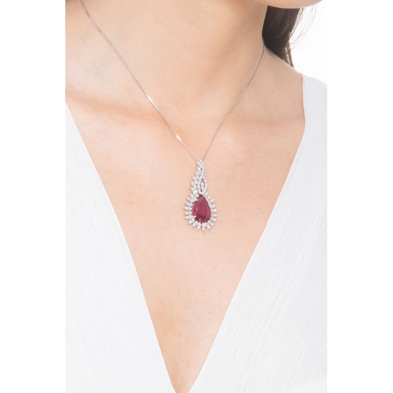 Collier en or blanc 18k avec rubis taille poire et diamants